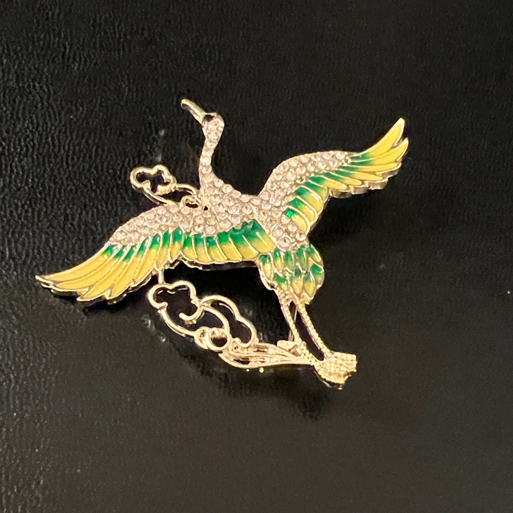 🌻3 for $21.  Elegant Gold and Green Bird Brooch